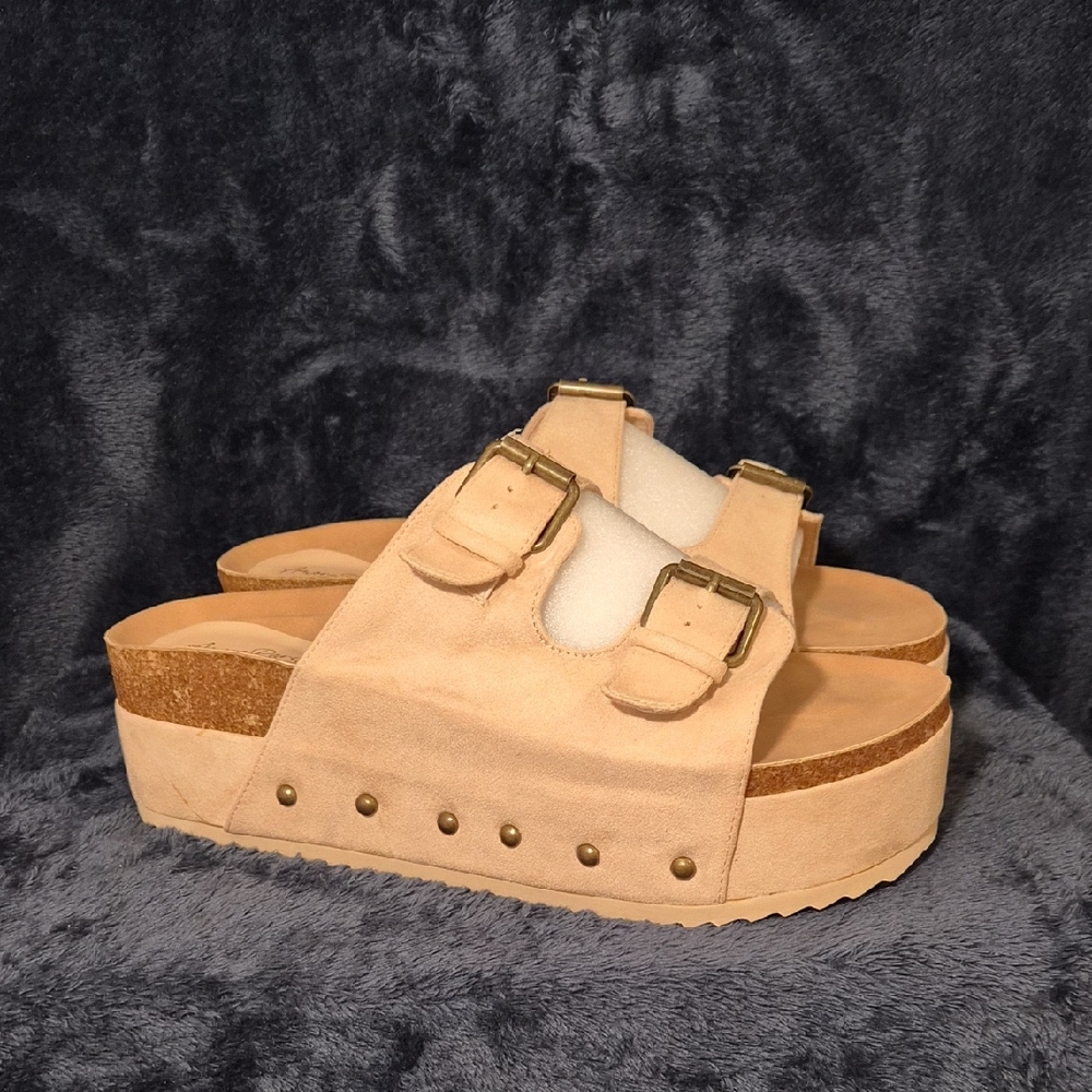 Stylish Tan Platform Sandals with Buckle Accents